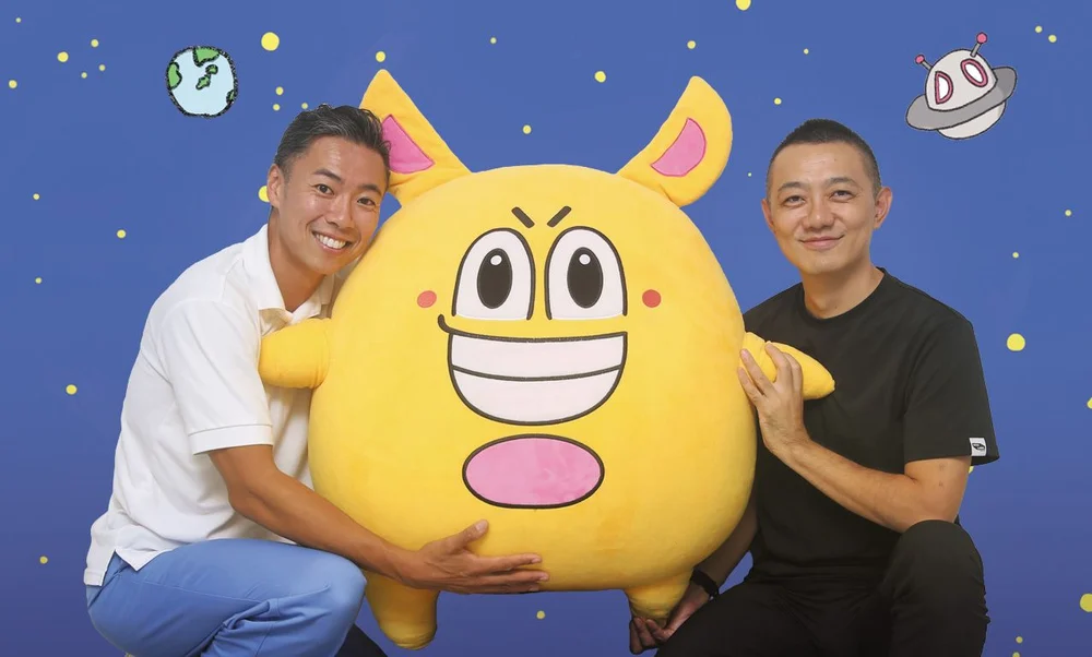 Doちゃんのぬいぐるみと杉山大輔・佐渡島庸平